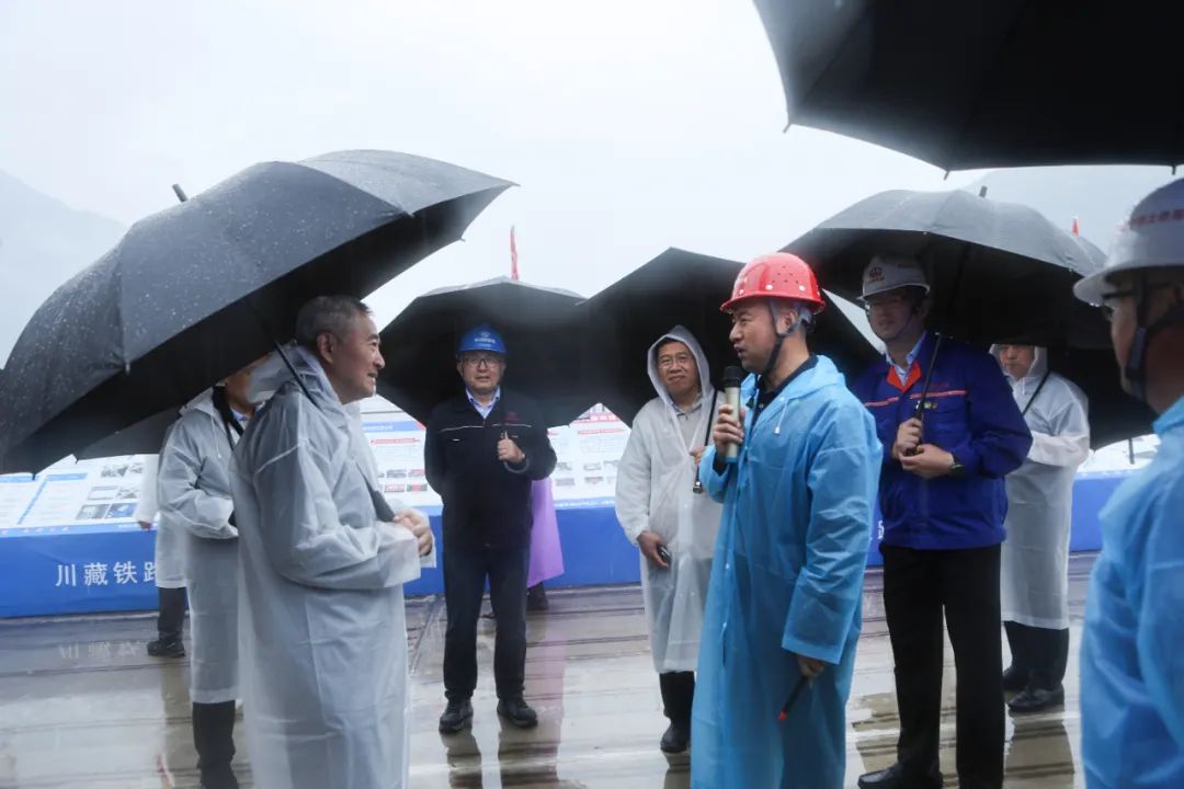 9月9日上午,邵鸿一行在川藏铁路泸定大渡河铁路大桥项目现场调研。
