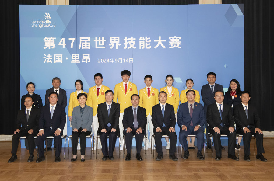 龚正慰问参加第47届世赛的上海选手和教练员代表