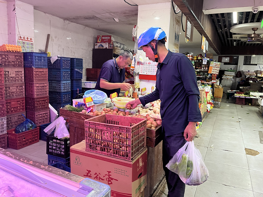 9月16日下午,广中路菜场买菜的市民。 澎湃新闻记者 邹娟 图