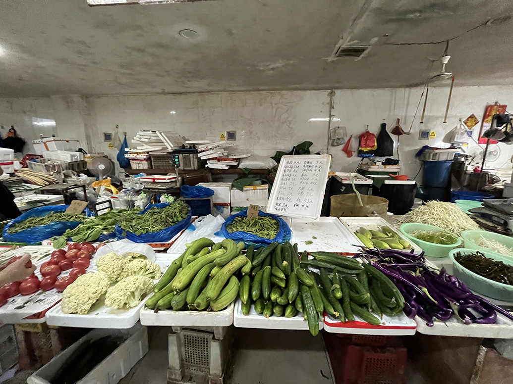 9月16日下午,广中路菜场菜价“毫无波澜”。 澎湃新闻记者 邹娟 图