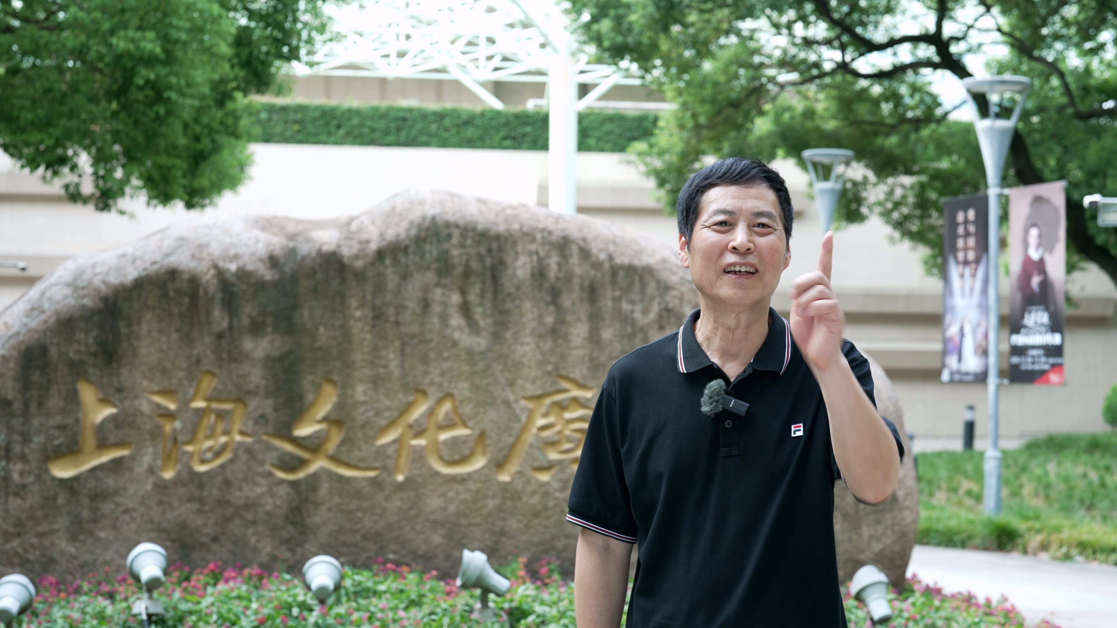 朱少伟在上海文化广场(逸园饭店旧址)接受采访