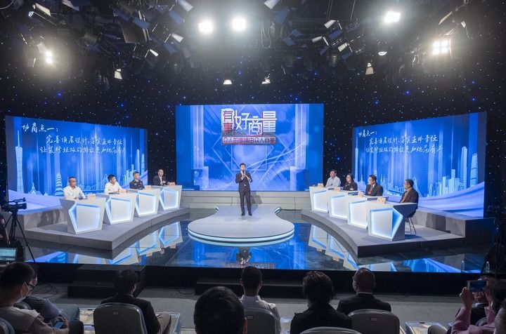 政协委员、政府部门代表、物业代表等在广州市政协“有事好商量”民生实事协商平台,围绕加强装修垃圾管理议题展开协商(2021年11月19日摄)。新华社发(庄小龙摄)
