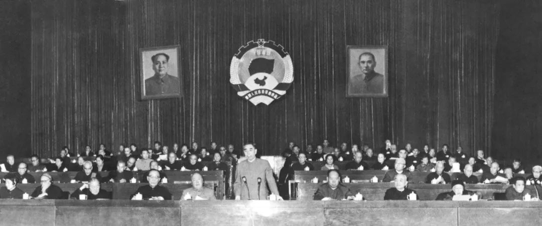 △周恩来在全国政协四届常委会第一次会议上发表讲话时指出“文史资料的工作方向要对头,要存真,要实事求是。”