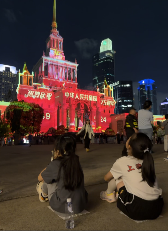 首届上海国际光影节以“穿越光年”为主题