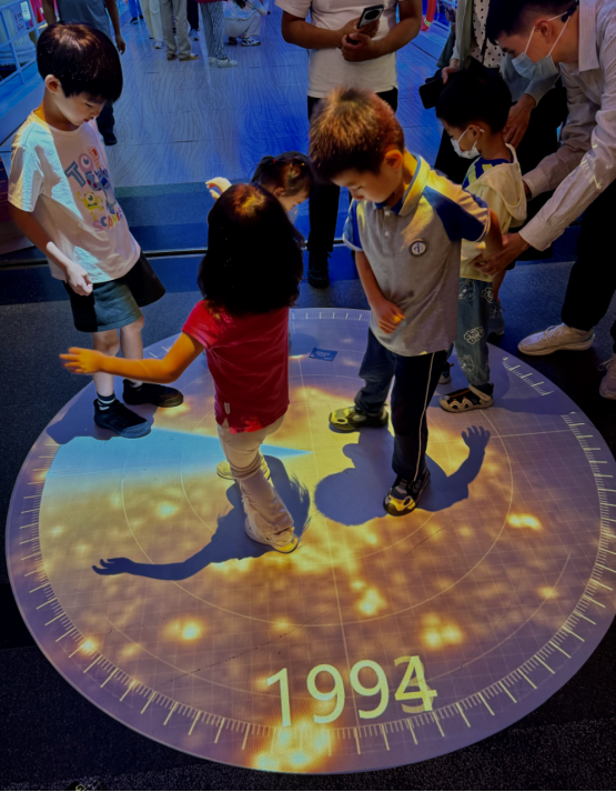 卫星视角下的上海城市灯光图逐年蔓延