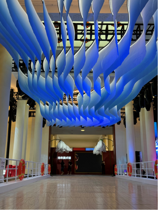 走在“光年之行”展厅的游轮甲板观看两侧的一江一河展项