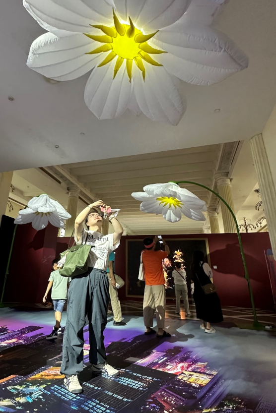 “光年之知”展区里的玉兰感应灯人见人爱