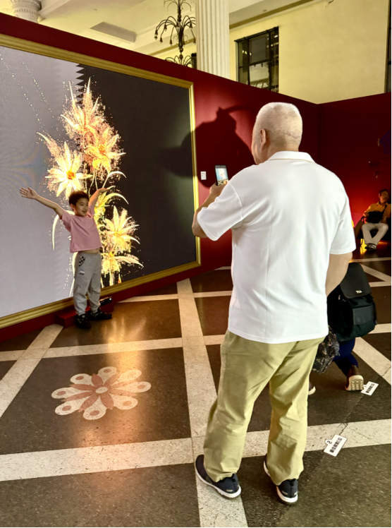 “光年美术馆”里的心灵花园邀请每位观众成为共创的画家