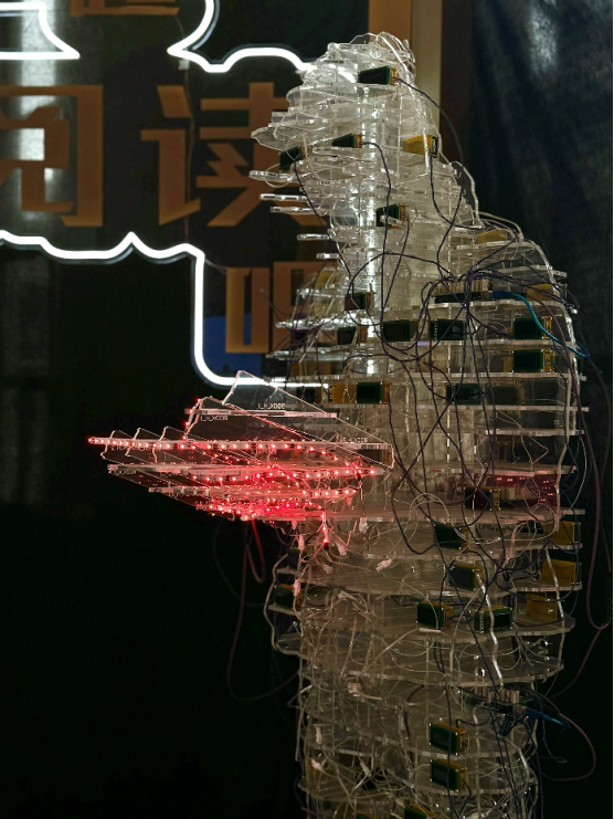 “光年有侬”展区的“阅读者”装置引人深思