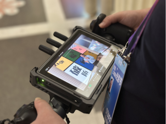 “光年有侬”展区吸引大量现场直播