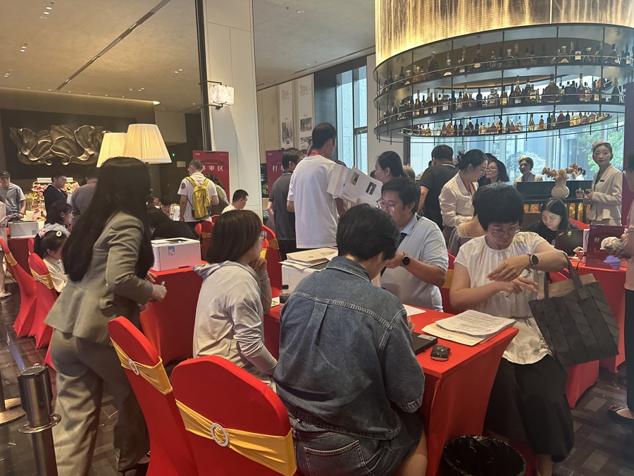 中环金茂府认购现场 戚颖璞 摄