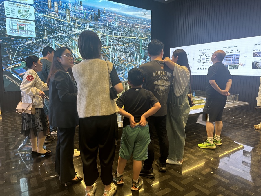 中环金茂府沙盘聚集了不少人 戚颖璞 摄