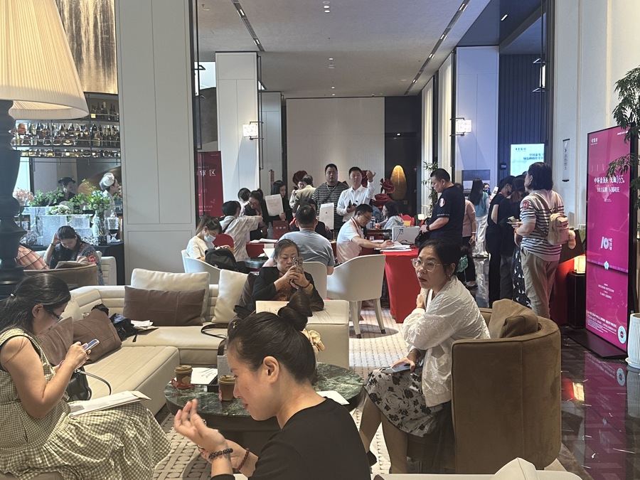 中环金茂府认购现场 戚颖璞 摄