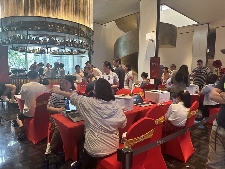 中环金茂府认购现场 戚颖璞 摄