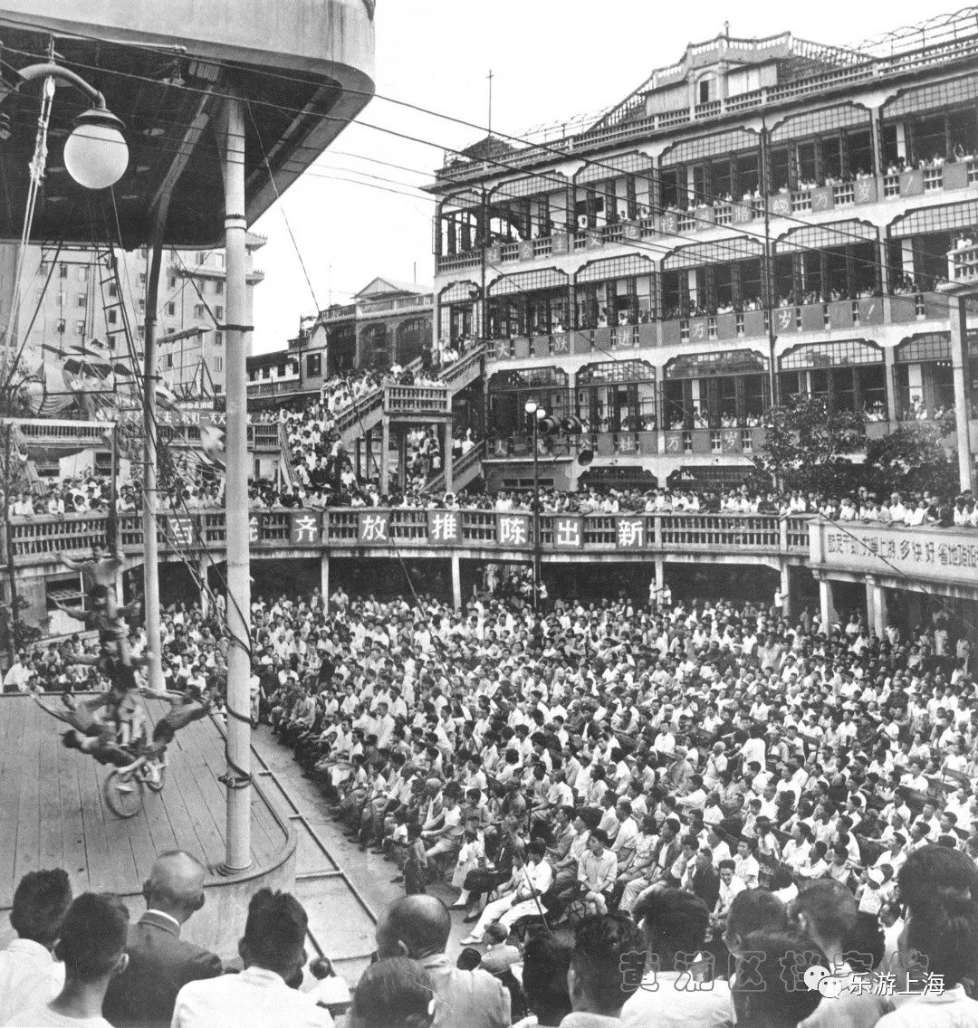 20世纪50年代大世界中央露天广场观看演出  图片来源 上海发布