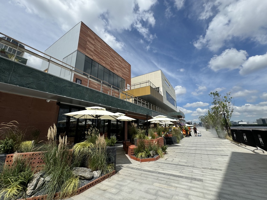 位于西岸梦中心北段二、三楼的沿江露台。