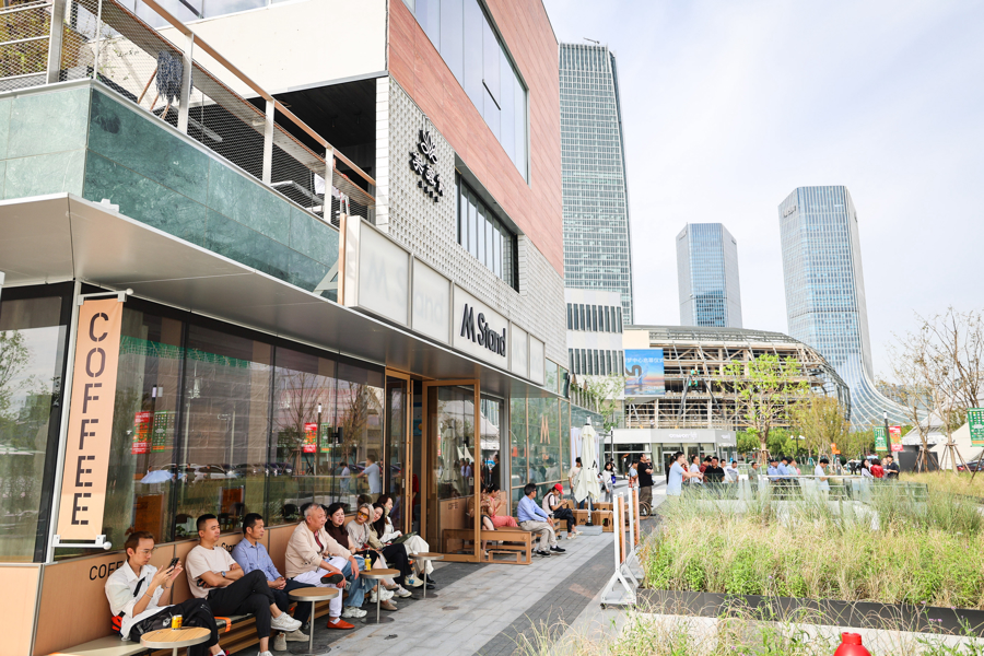 西岸梦中心正式开业首日。海沙尔 摄