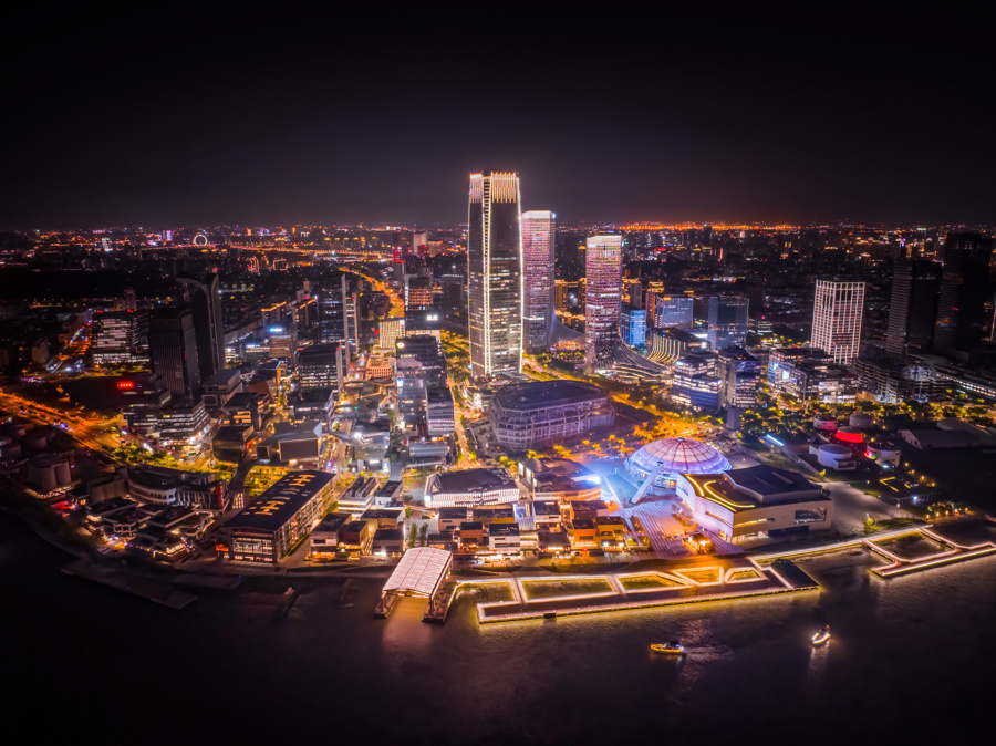 夜间俯瞰西岸梦中心