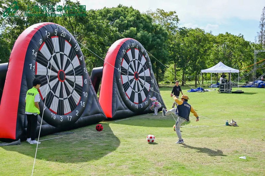 上海滨江森林公园的户外射门游戏。