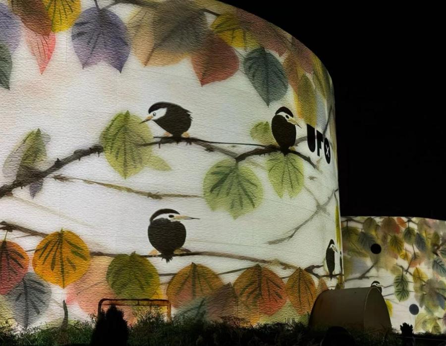 上海国际光影节徐汇分会场的《江南万象——中国式风景》建筑投影秀,将林风眠、吴冠中两位艺术大师的作品搬上了油罐“画布”,别具一格。