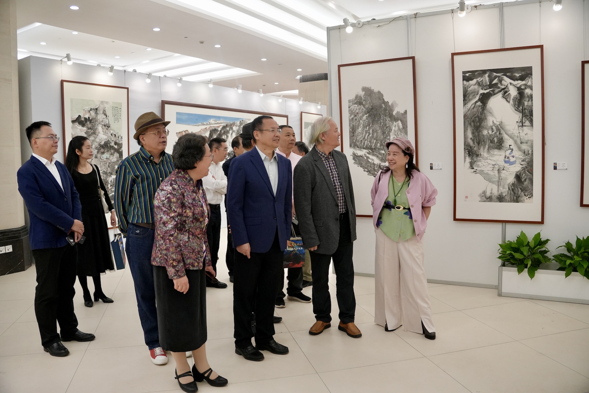 参观展览 游思静 摄