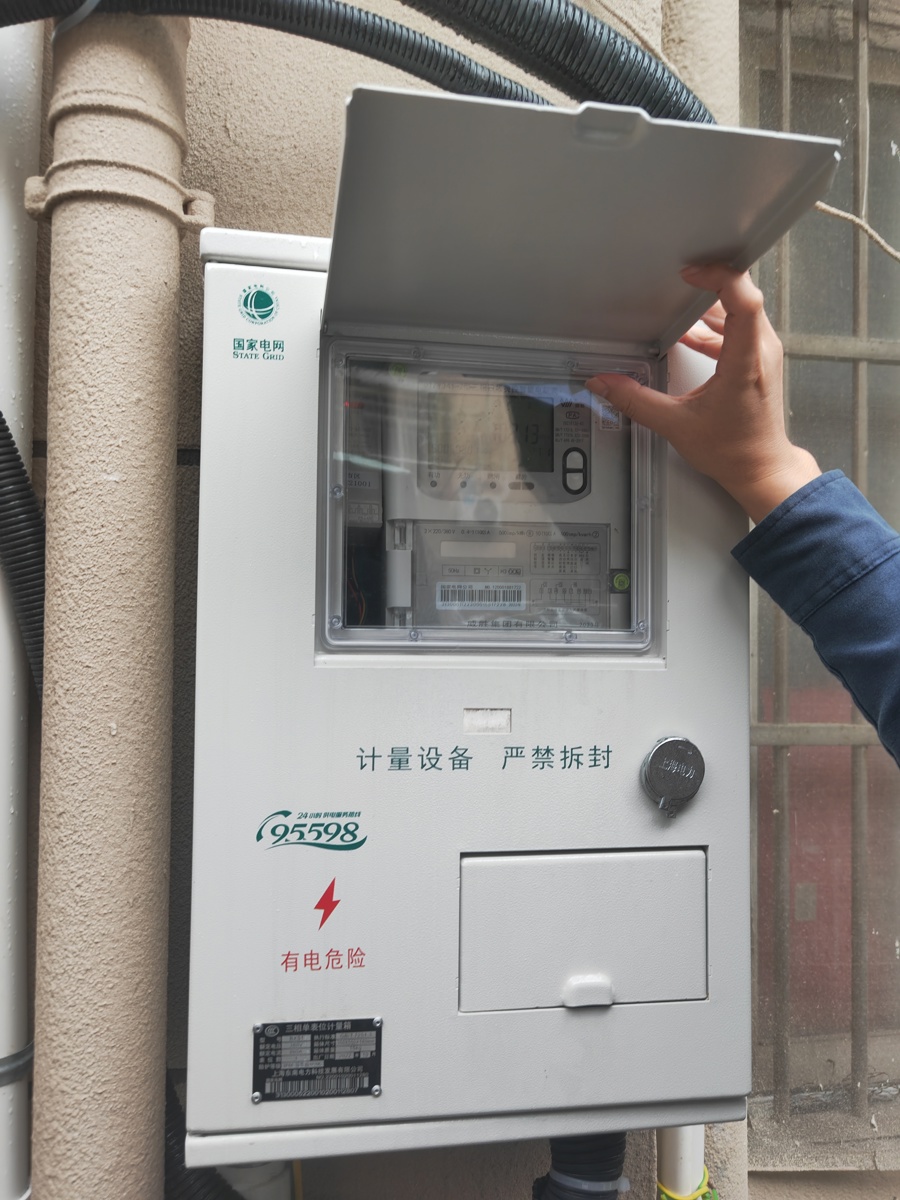 移动“充电宝”反向放电后,小区电表可显示相关数据。周楠 摄