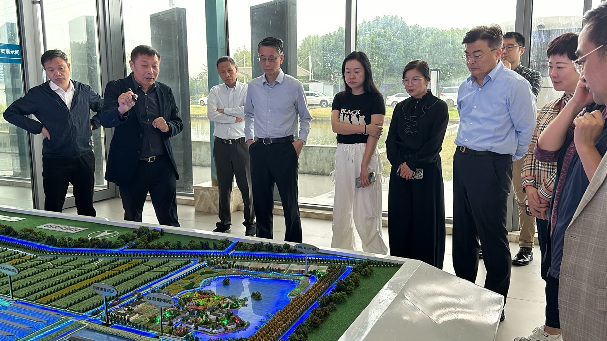 参观璞叶小镇生态养殖基地