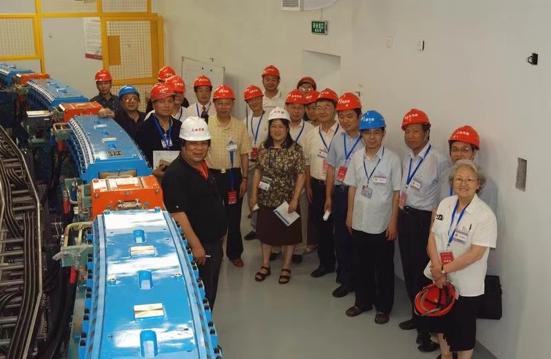 2007年6月25日,谢丽娟和教科文卫体委员会委员实地察看了直线加速器、储存环等设备的安装情况,并听取光源工程总经理徐洪杰的工程进展情况报告