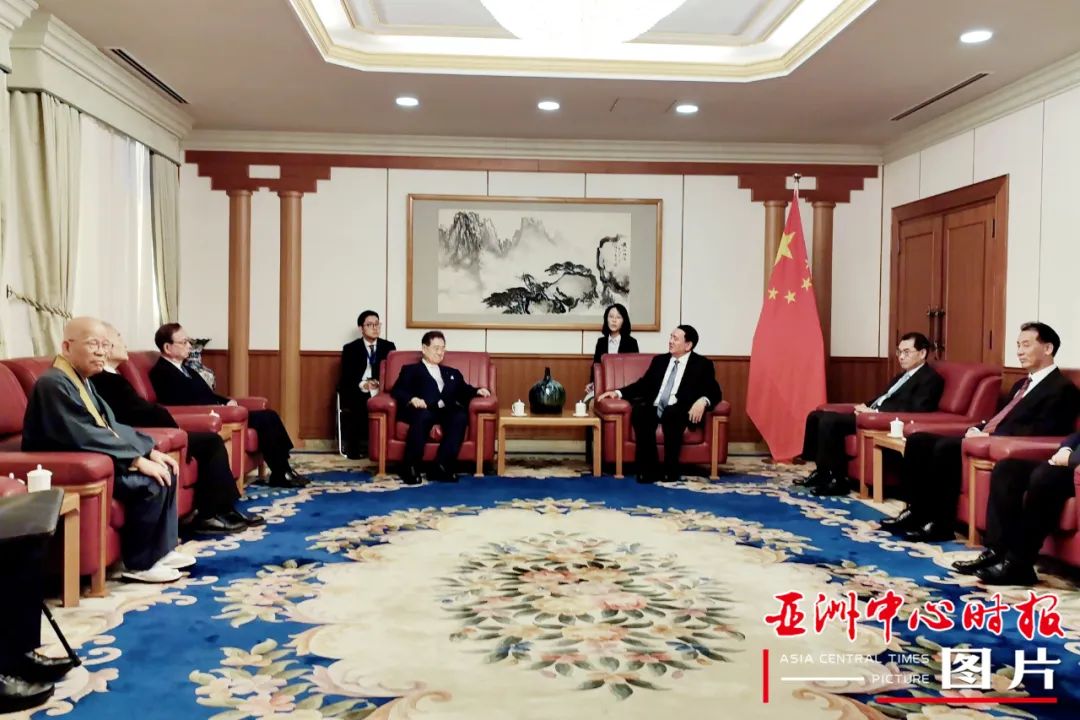 10月14日至16日，自治区政协主席努尔兰·阿不都满金率中国新疆友好合作交流团访问日本。图为10月15日，努尔兰·阿不都满金一行在东京与前日本国会议员野田毅进行会谈交流，中国驻日本大使吴江浩参加。盛秀萍供图