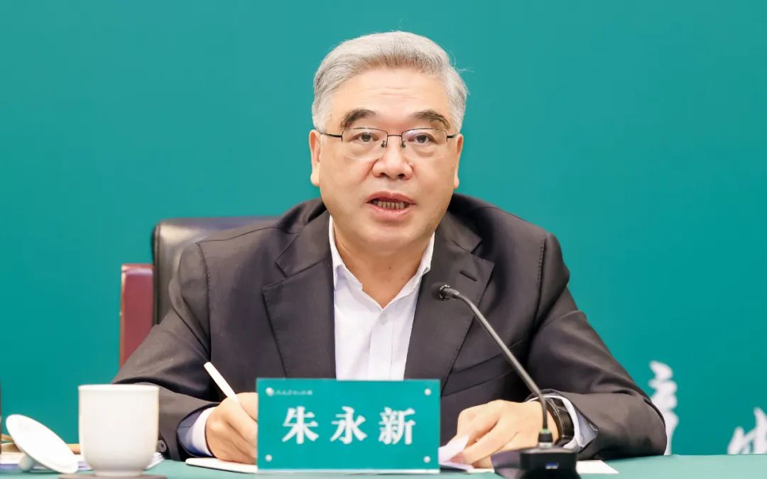 朱永新在座谈会上讲话。