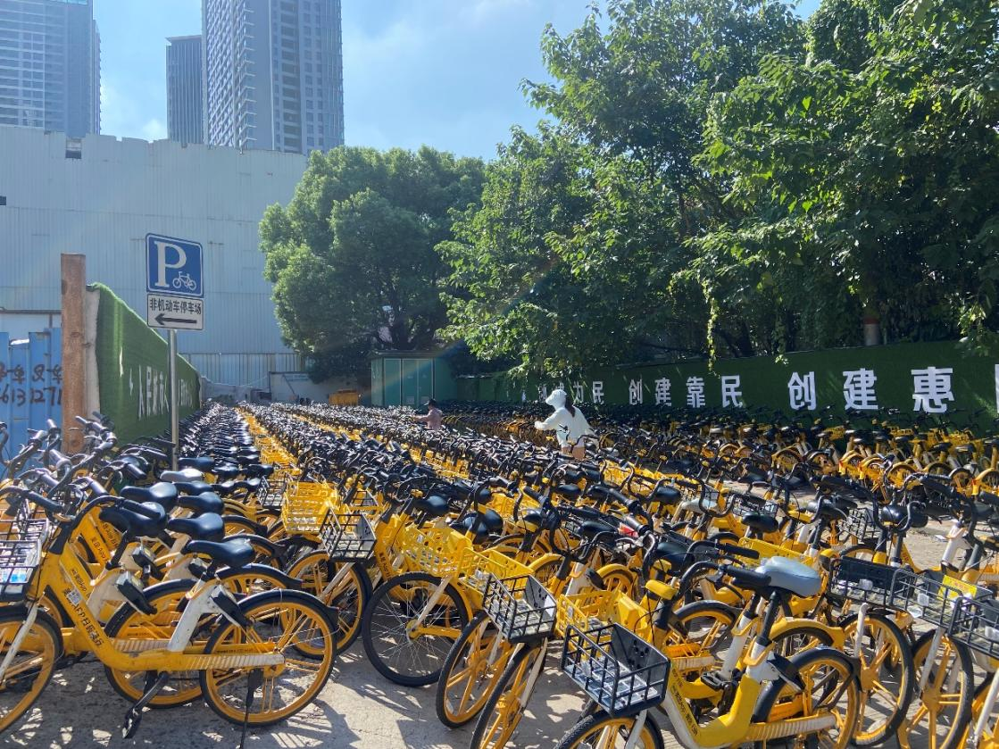 莘庄地铁站北1口设外有美团共享单车停放区域。澎湃新闻记者 陈悦 图