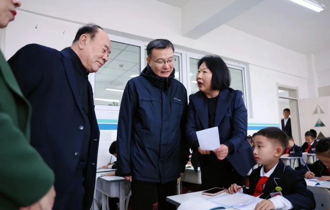 周波在开原市民主教育集团里仁学校考察。
