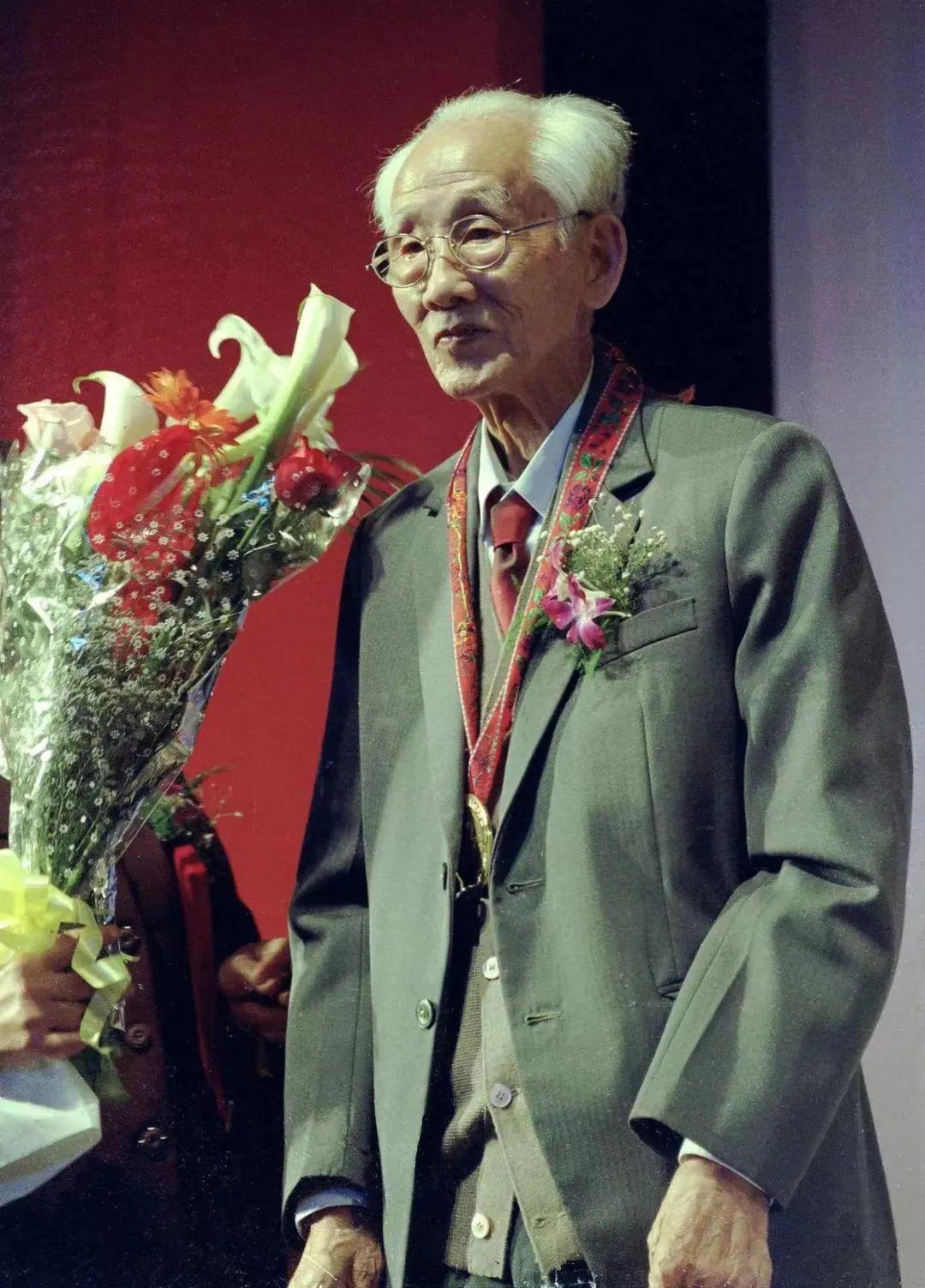 1998年4月贺绿汀获第四届上海文学艺术奖杰出贡献奖