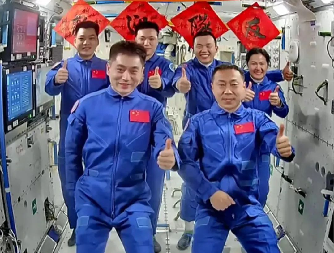神十九乘组与神十八乘组胜利会师。图源:人民日报客户端