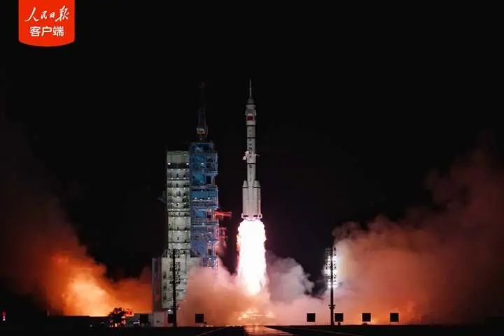 北京时间2024年10月30日4时27分,搭载神舟十九号载人飞船的长征二号F遥十九运载火箭在酒泉卫星发射中心点火发射。图源:人民日报客户端
