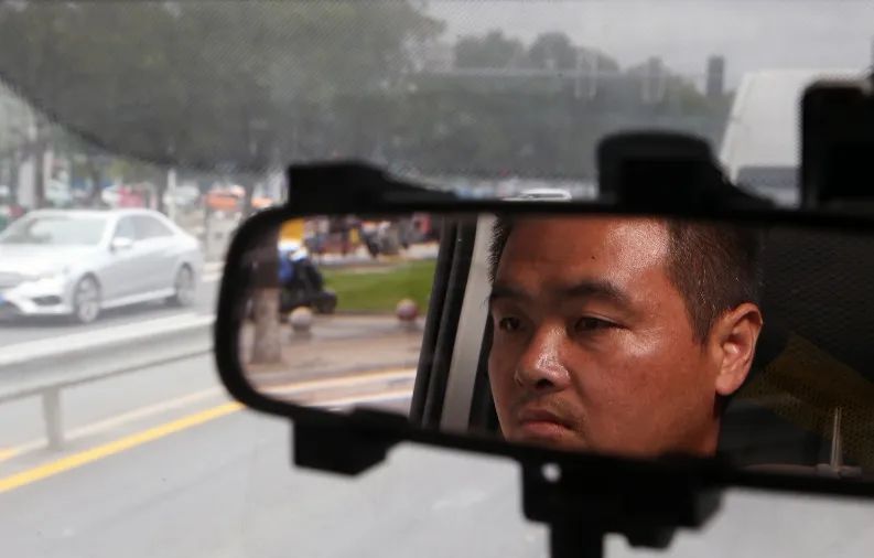司华严驾驶车辆走街串巷“捕猎”闲置单车。