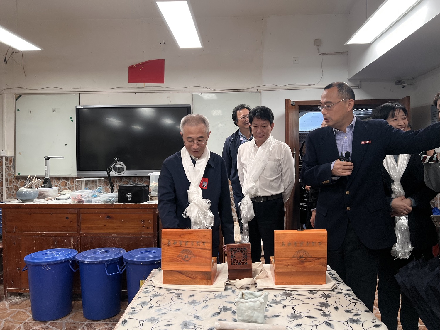 委员们在共康中学视察