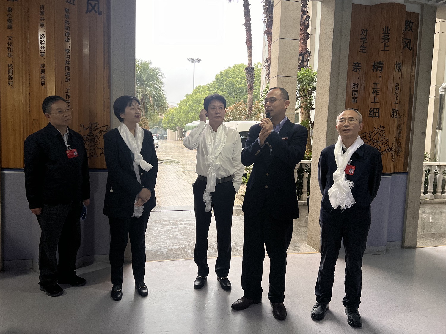 委员们在共康中学视察