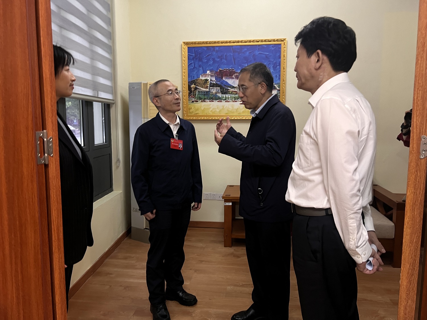 委员们在彭浦新村街道“民族之家”暨西藏家长接待中心视察