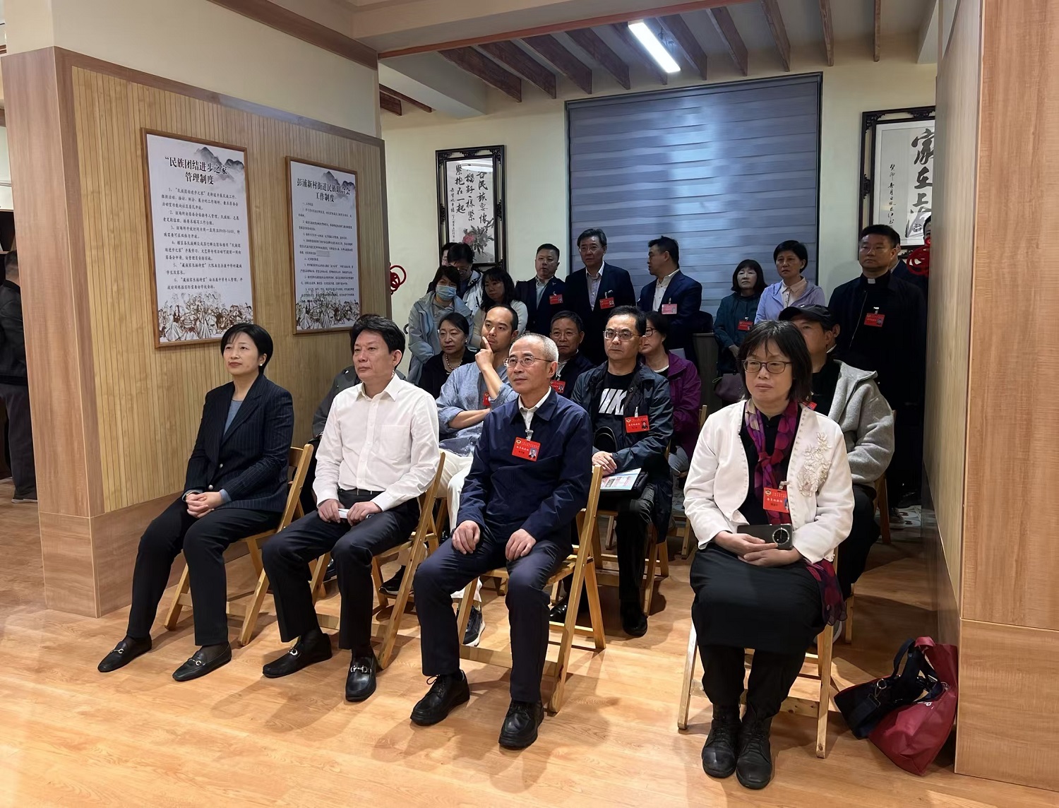 委员们在彭浦新村街道“民族之家”暨西藏家长接待中心视察