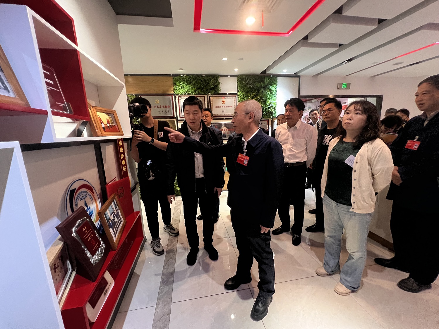 委员们在静安区白领驿家两新组织促进中心视察