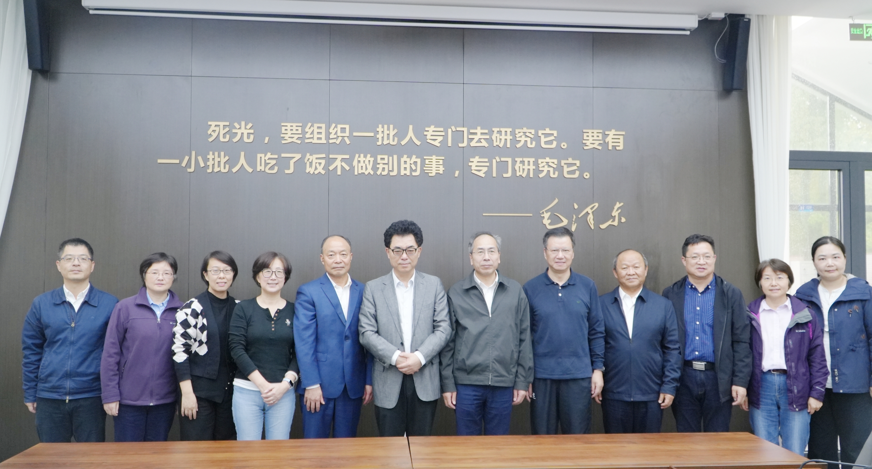 在中科院上海光机所调研