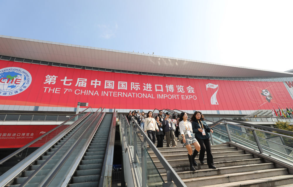 11月2日,工作人员走在国家会展中心(上海)西入口楼梯上。第七届中国国际进口博览会将于11月5日至10日在上海举行。目前,场馆内外装饰布展工作已进入收尾阶段,静待盛会开幕。新华社记者方喆摄