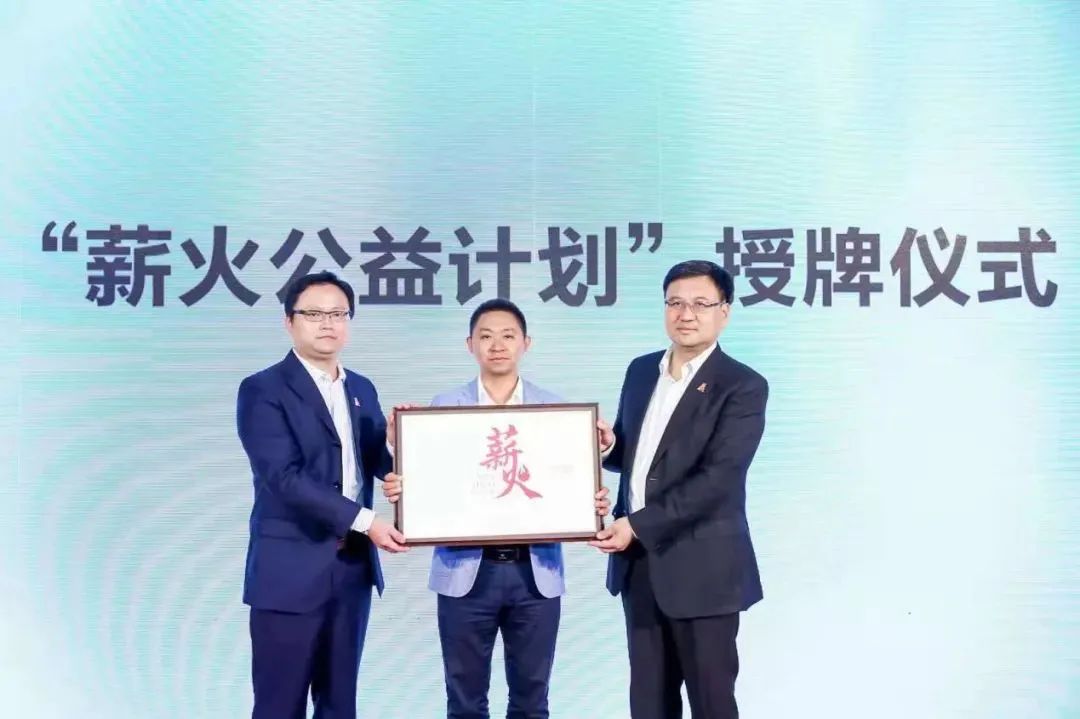 ▲殷春波（左一）所在的米哈游公司和中国青基会共同为桐梓小学授牌