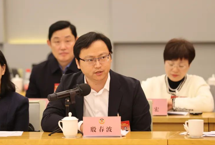 ▲殷春波在徐汇区政协十五届四次会议上讲话