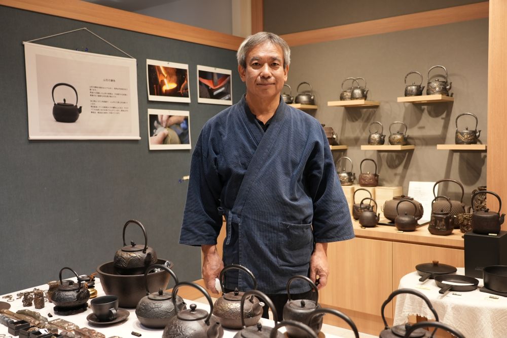 10月28日,铁壶匠人荒井干雄在位于日本山形县的荒井工房内接受采访。新华社记者李光正摄