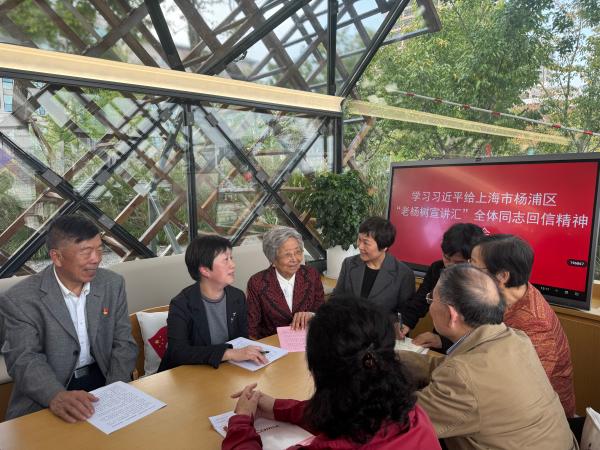 “老杨树宣讲汇”成员学习回信精神。 澎湃新闻记者 徐亦嘉 图