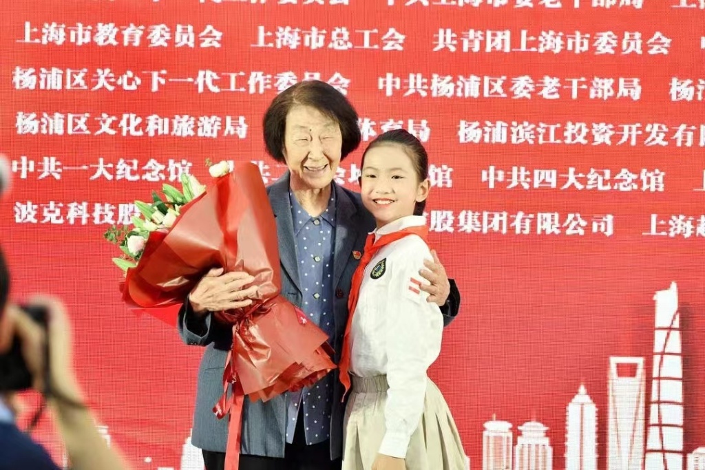 2021年6月,人民教育家于漪在庆祝建党100周年活动中,与广大党员群众和青少年分享“一辈子是共产党员”的人生体会。 杨浦区供图