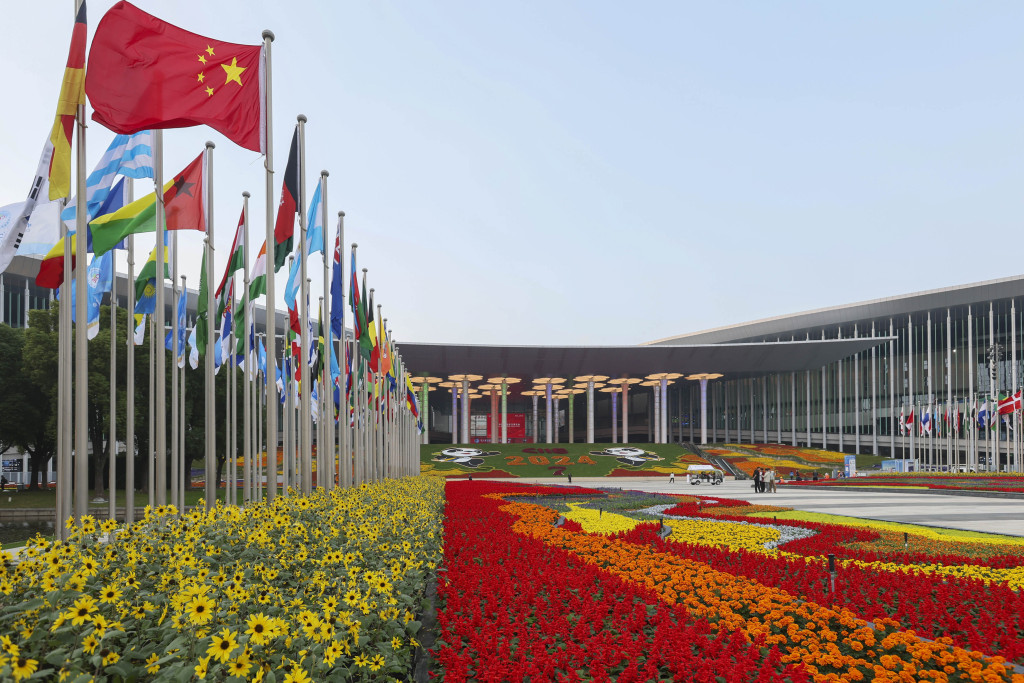 11月4日拍摄的第七届中国国际进口博览会举办场地——国家会展中心(上海)外景。 新华社记者 王翔 摄