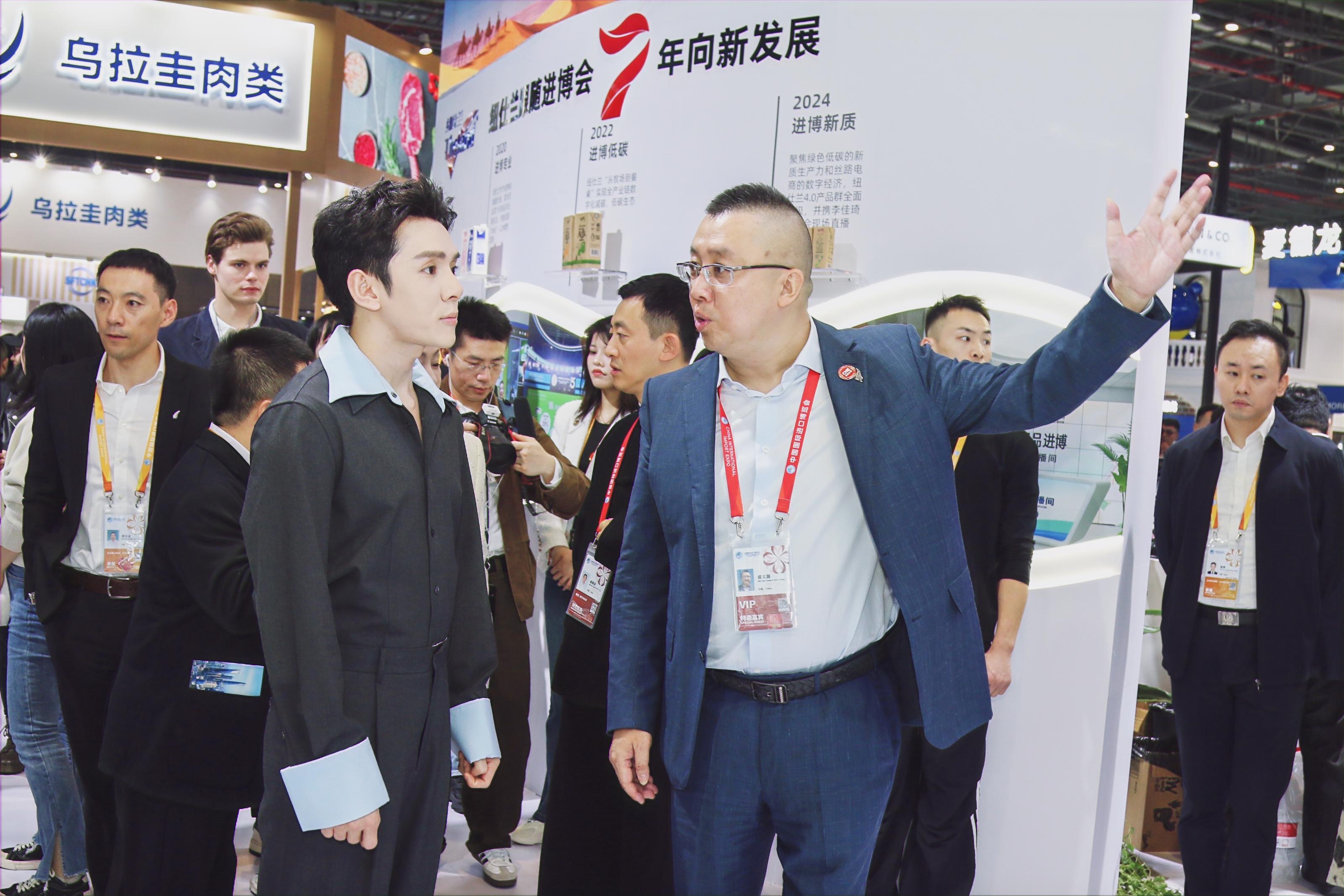 委员在“丝路电商 云品进博”活动现场